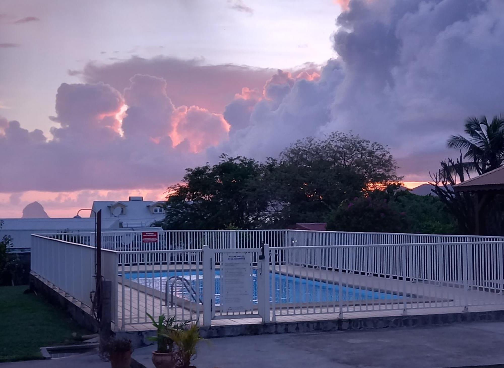 Appartement A Anse Mabouya En Rez De Jardin Avec Piscine A Proximite Des Plages 圣吕斯 外观 照片
